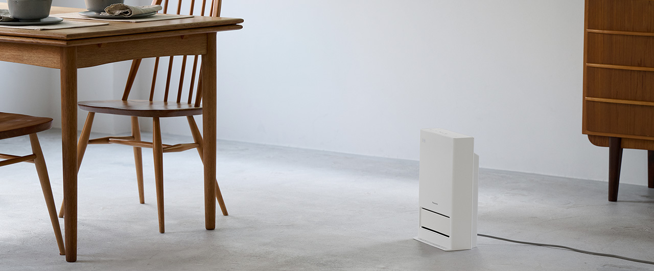 写真：部屋にセラミックファンヒーターが置いてある様子