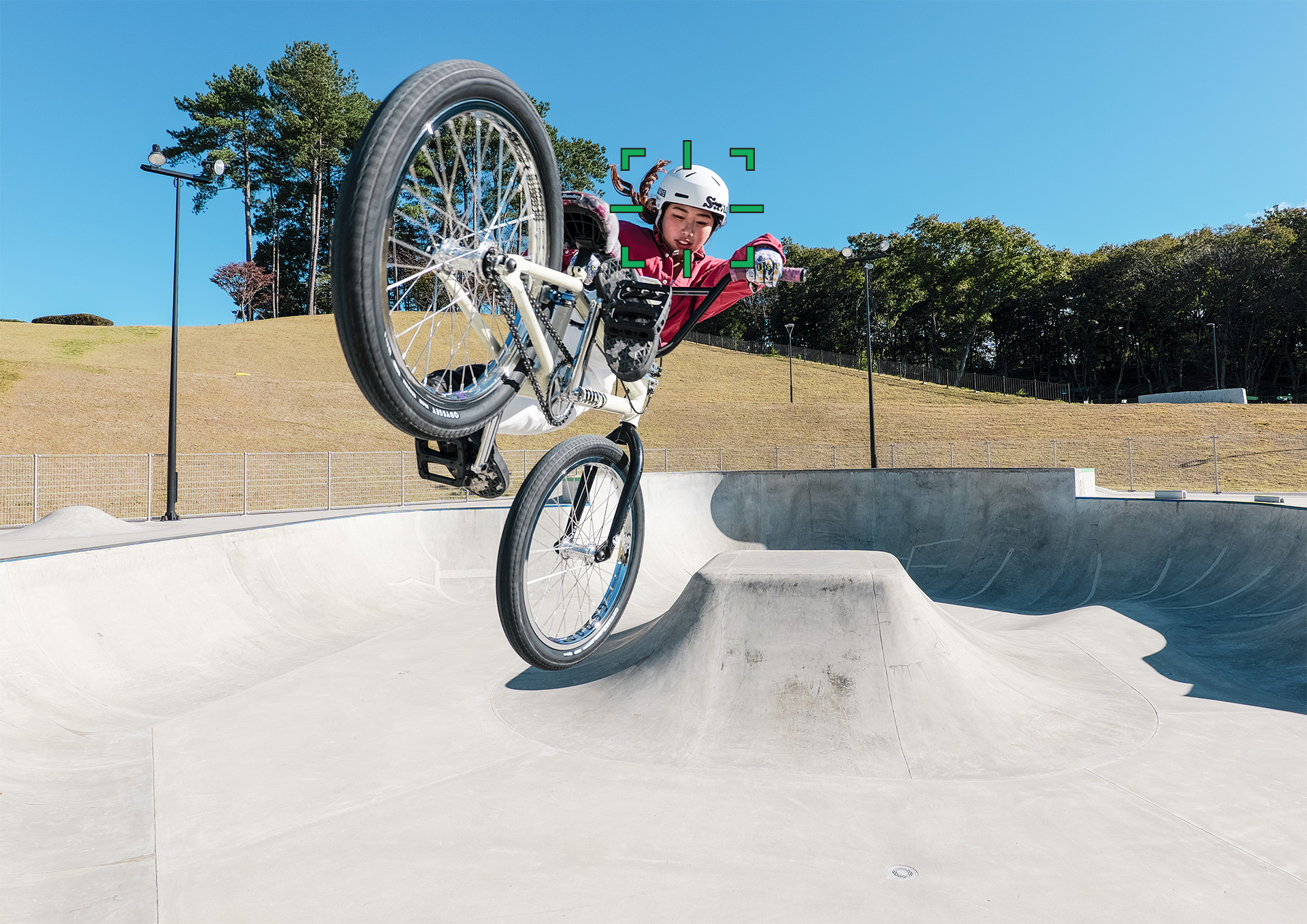 BMXでジャンプする女性にフォーカス