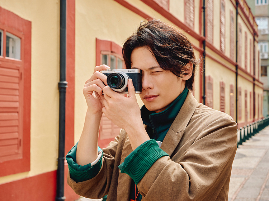 画像：直感的な操作性　LUMIX L10のファインダーを覗く男性