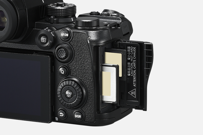 画像：ダブルカードスロット