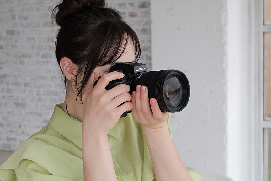 画像：カメラと女性