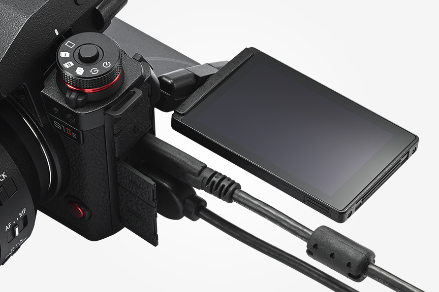 画像：約184万ドットチルトフリーアングルモニター