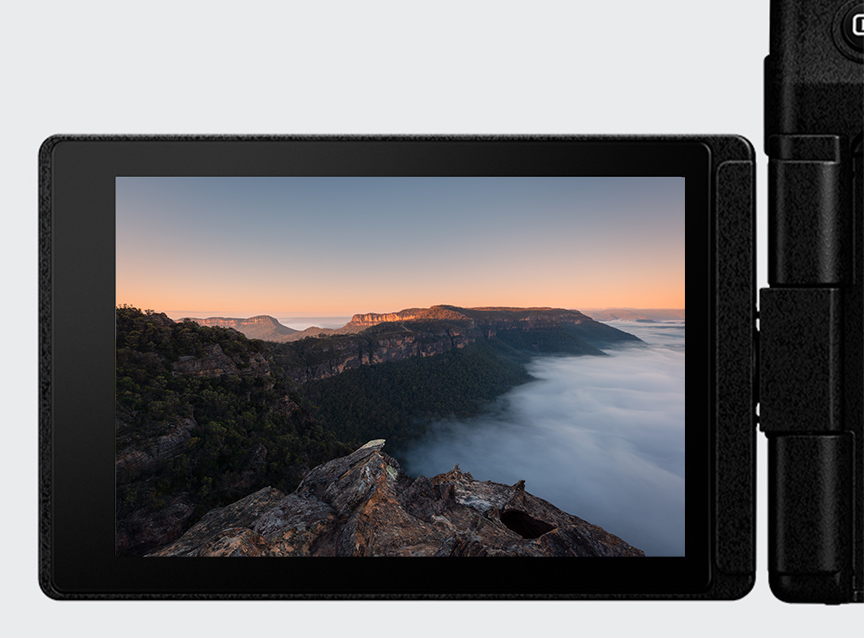 大型3.0型 高精細約184万ドット フリーアングルモニター