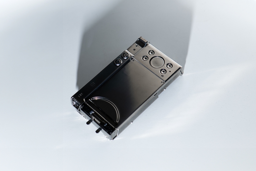 画像：2層目の工程で鏡面になったリアケース