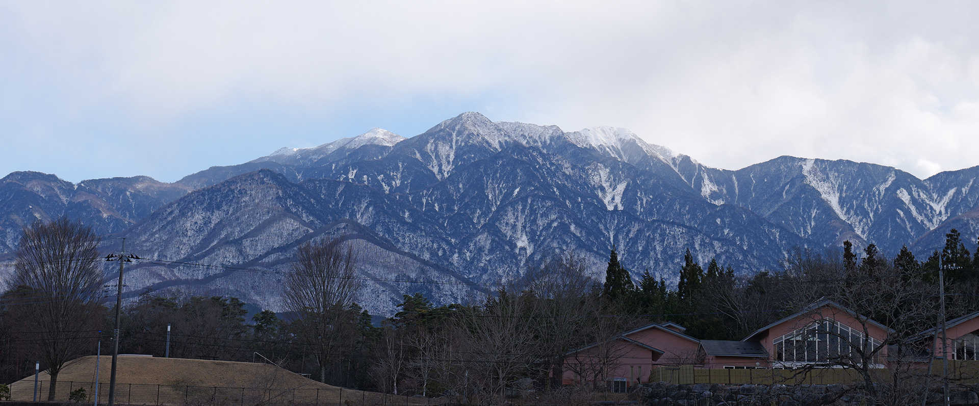 雪化粧をした山並み