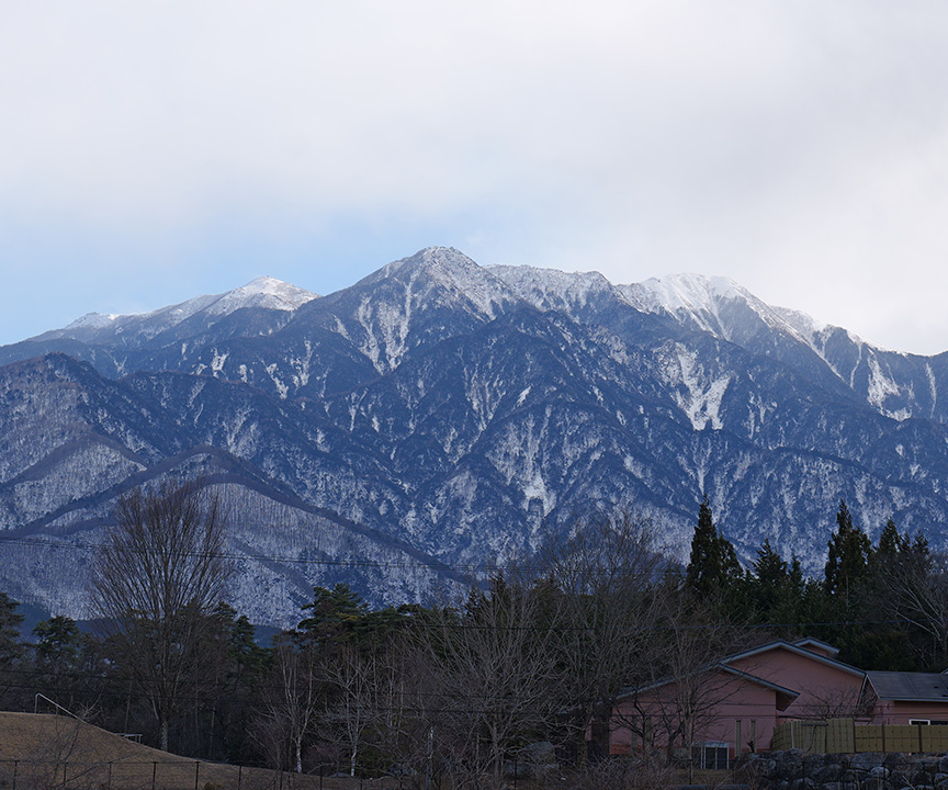 雪化粧をした山並み