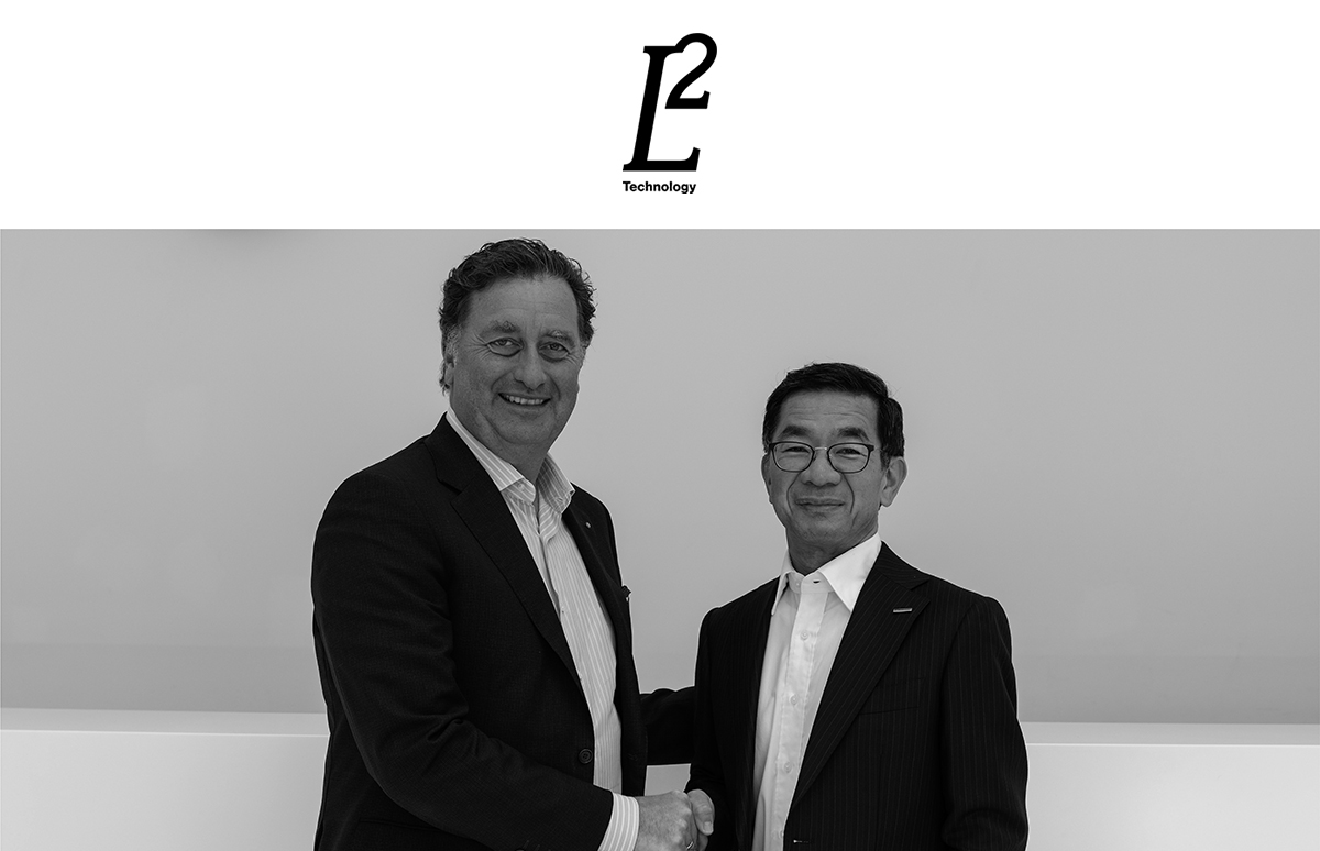 L2 Technology ロゴ　握手する男性
