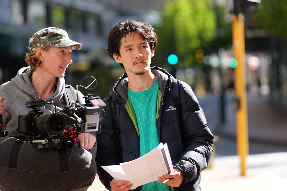 脚本を手に、撮影監督ジェス・シャールトン氏からの画角に関する質問に答える、鎌田啓生監督。