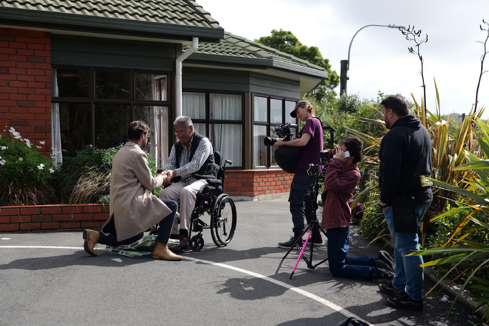 『THE WATCH 』の撮影現場で、LUMIX S5IIXを使って屋外でのシーンを撮影する制作チーム。