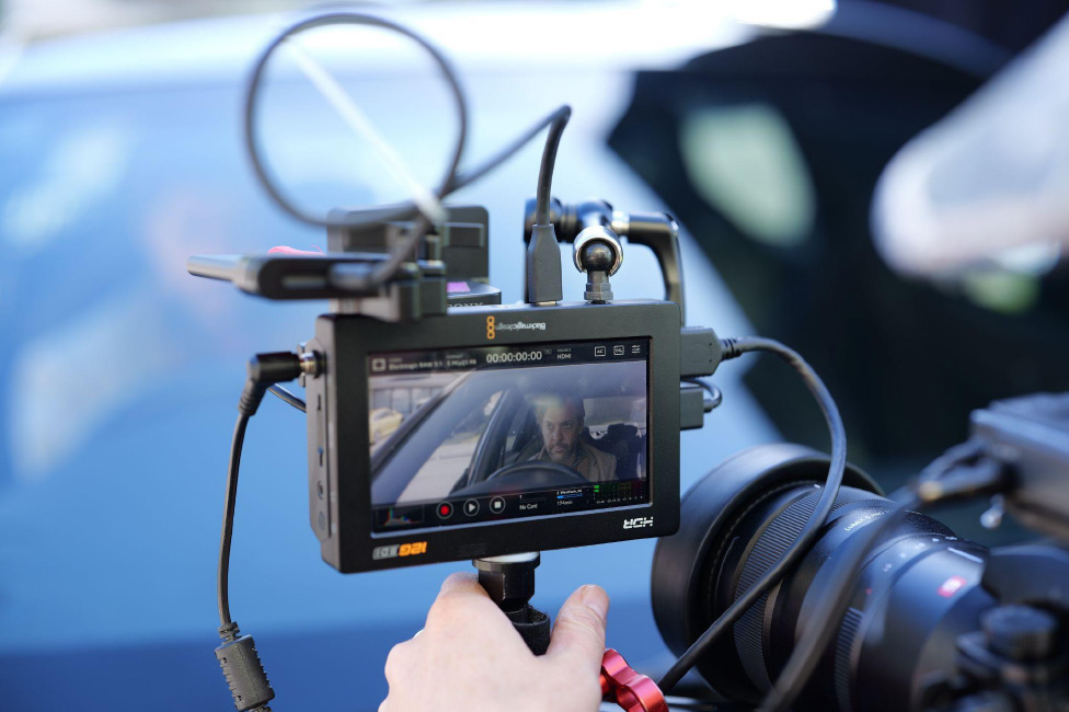 車内にいる男性の姿を映し出すBlackmagicVideo Assist 5” 12G HDR ディスプレイ。