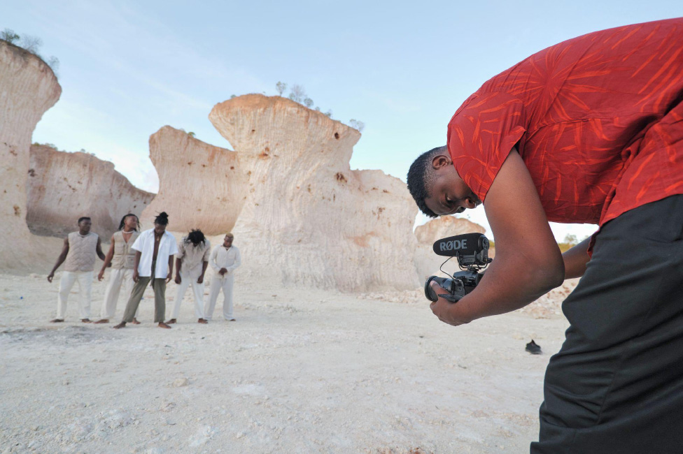 LUMIX S5ⅡXで砂漠のダンサーたちを撮影する、撮影監督フランク・パプシュカ／Frank Papushka氏。