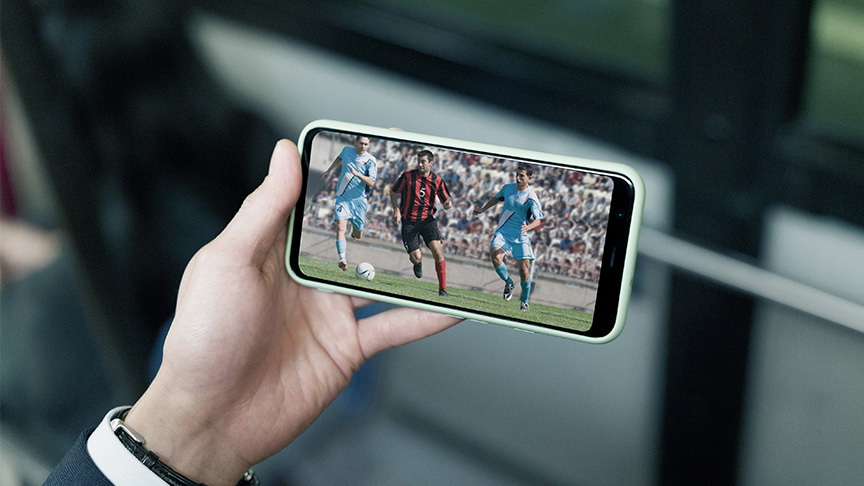 ディーガ1台につき、スマートフォンやタブレットなどの端末を最大6台まで登録できます。宅内では2台まで同時視聴が可能で、宅外では複数での同時使用が不可。ただし本機(ディーガ)＋どこでもディーガの視聴、どこでもディーガを使っての宅内・宅外での同時視聴は可能。
