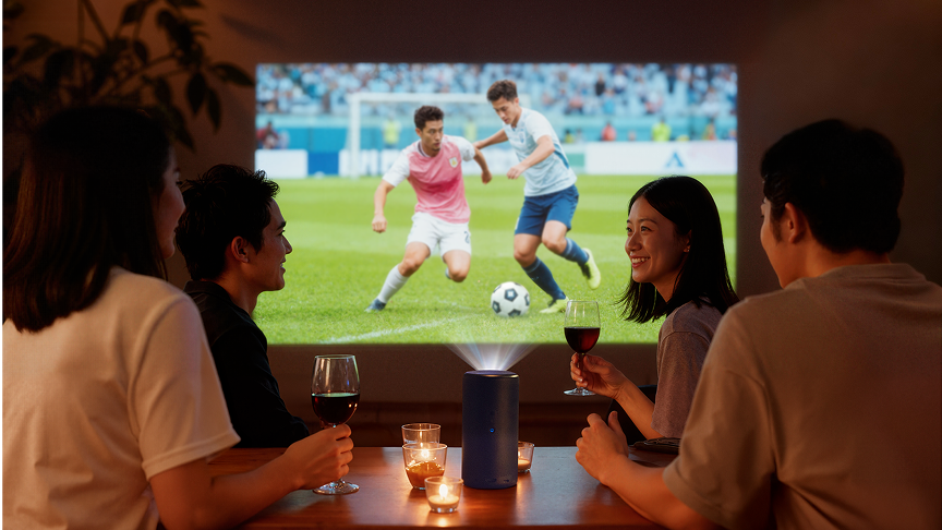 晩酌しながら大画面でスポーツ中継を楽しむ男女