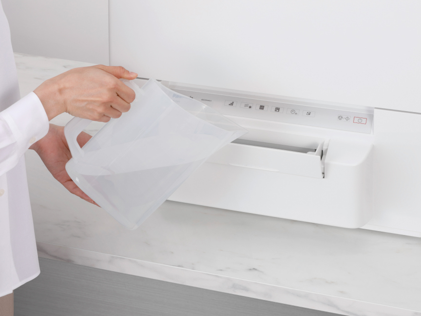 給水タンクに水を注いでいる様子