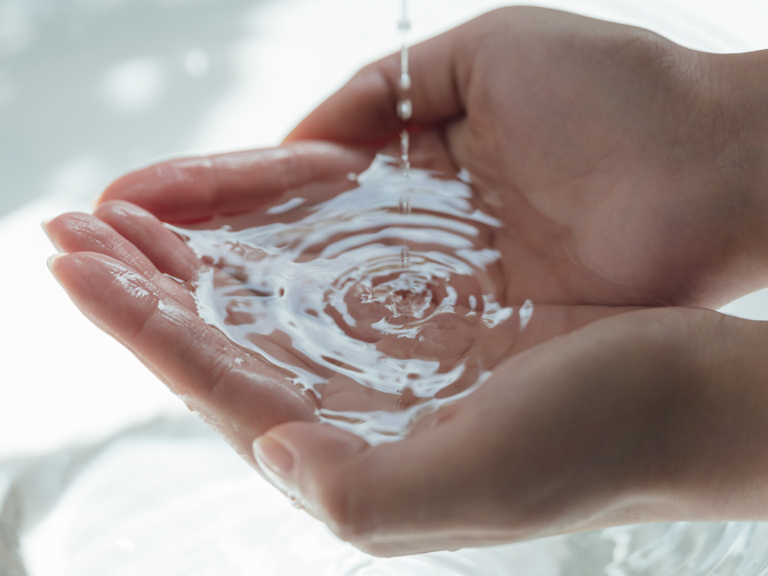 水をすくっている様子