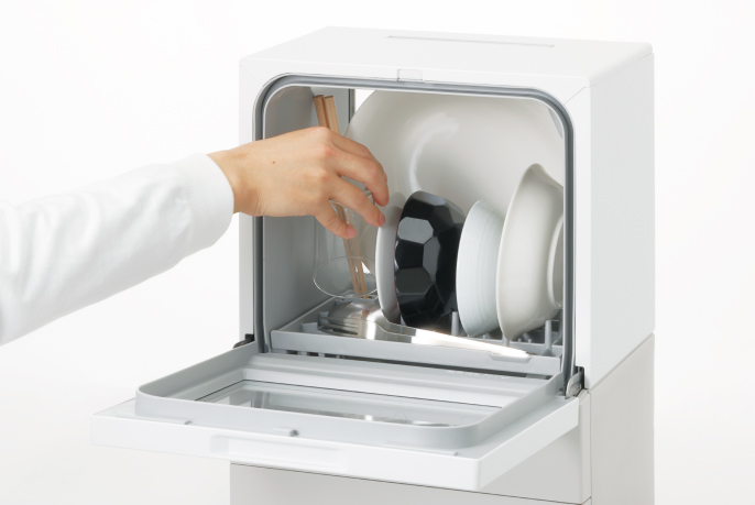 イメージ写真：食器をセットする様子