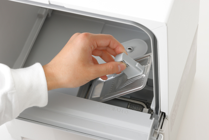 イメージ写真：残さいフィルターを取り外す様子