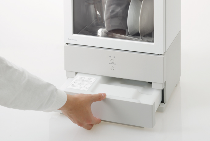 イメージ写真：給水タンクを引き出す様子