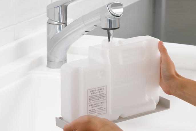 イメージ写真：給水タンクに水を入れる様子