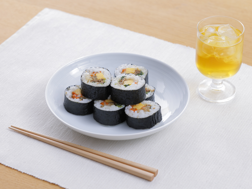 盛り付け例：巻きずしと、飲み物