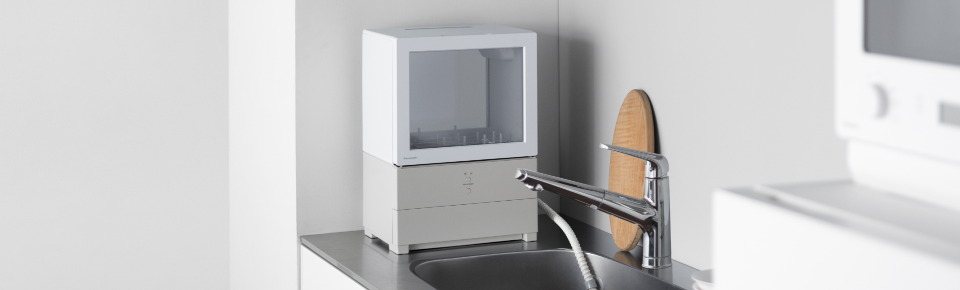 商品をキッチンに設置している様子