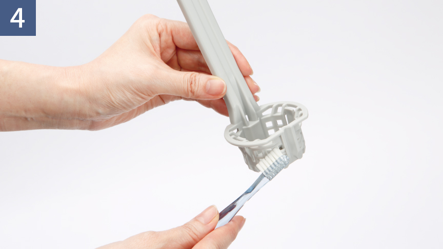４．歯ブラシなどを用いてフィルターを掃除している様子です。ふだんのお手入れはコレだけ。
