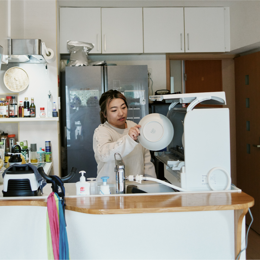 海外で育ちで食洗機を使うのが当たり前だったCさんも、卓上タイプの洗浄力には満足。「しぶとい油汚れもピカピカです。」