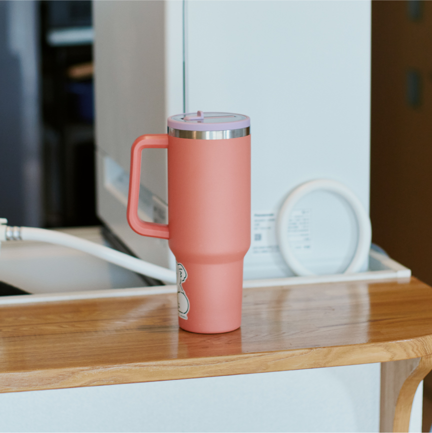 在宅勤務のお供のタンブラー。仕事の合間に食器洗いができて、就寝時間も少し早くなったそう。