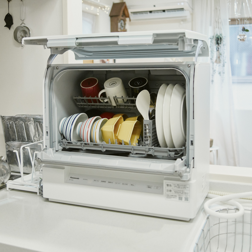 スリムタイプでも、家族3人分の食器が入る。