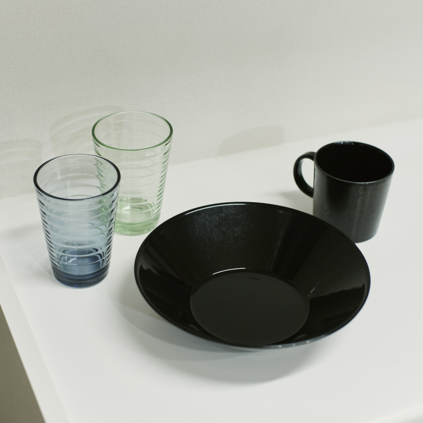 水垢が目立つ黒いお皿も、手洗いよりも綺麗に。