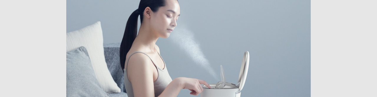 スチーマーの化粧水ミストを浴びる様子