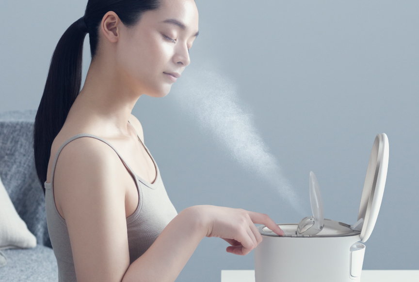 スチーマーの化粧水ミストを浴びる様子