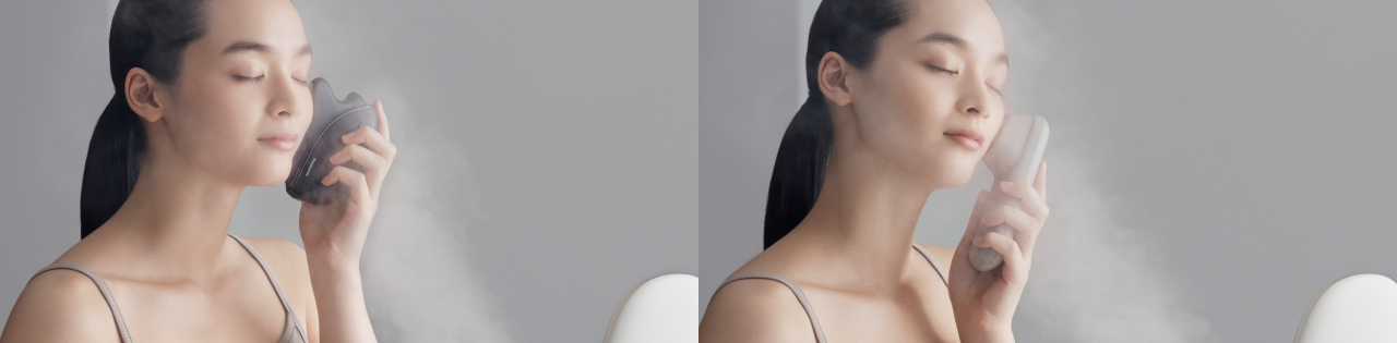 写真：スチームを浴びながら美顔器でケアする女性