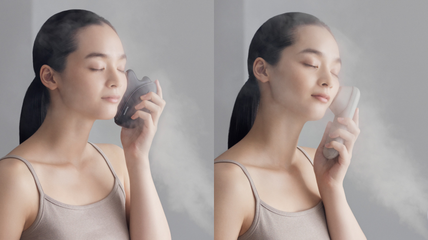 写真：スチームを浴びながら美顔器でケアする女性