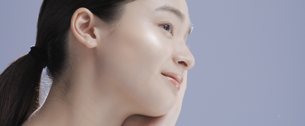 写真：女性の横顔