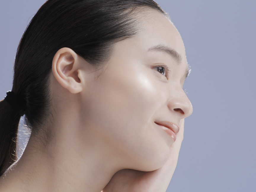 写真：女性の横顔