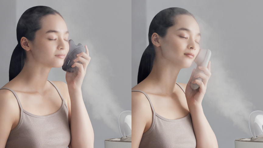 写真：スチームを浴びながら美顔器でケアする女性