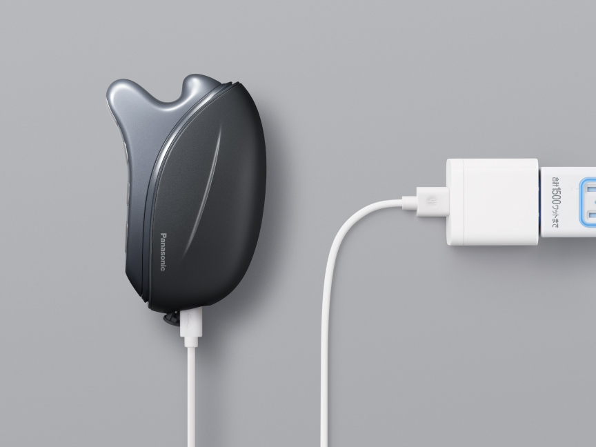 USBケーブルで充電している様子