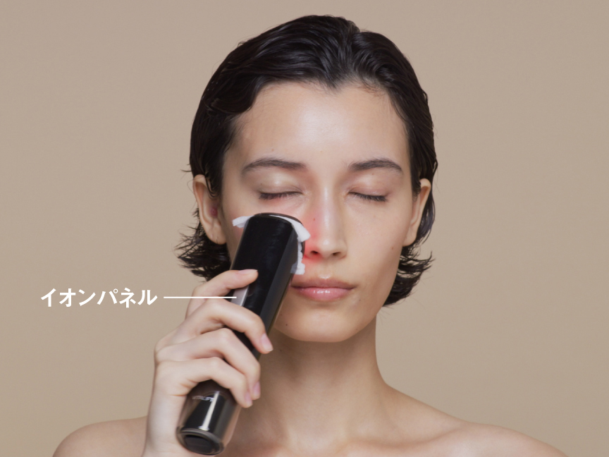 写真：女性が頬にヘッド面を当てている様子