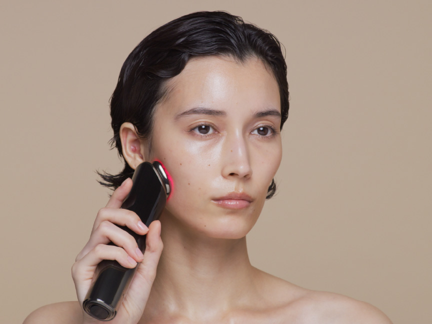 美顔器を顔に当てるイメージ