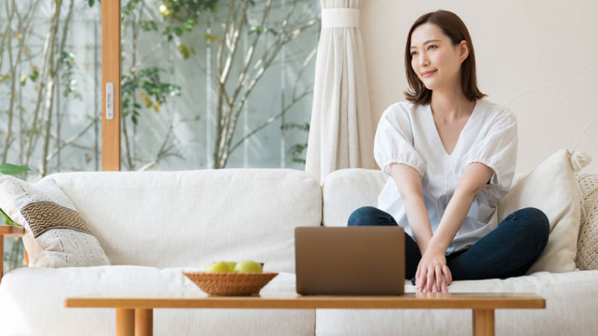 ソファに座る女性