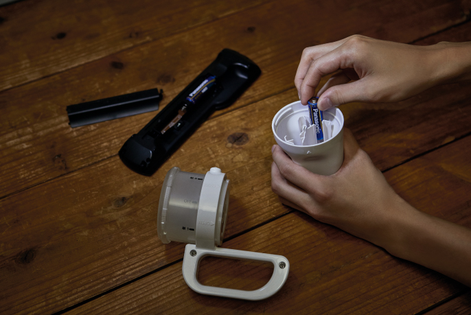 リモコンの電池をどれでもライトに装填する写真