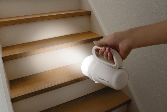 イメージ：懐中電灯として階段を照らす様子