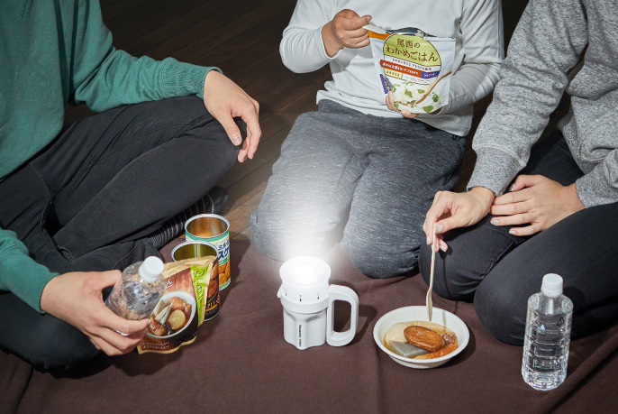 どれでもライトを床に置いて使用している写真