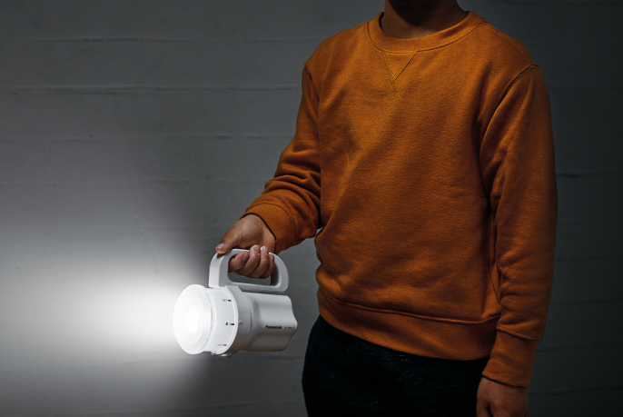 子どもがライトを持っている様子