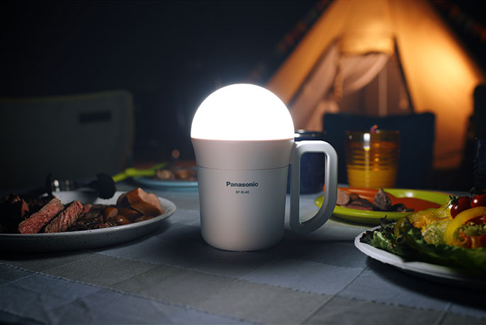 明るく照らせるので、アウトドアでも便利