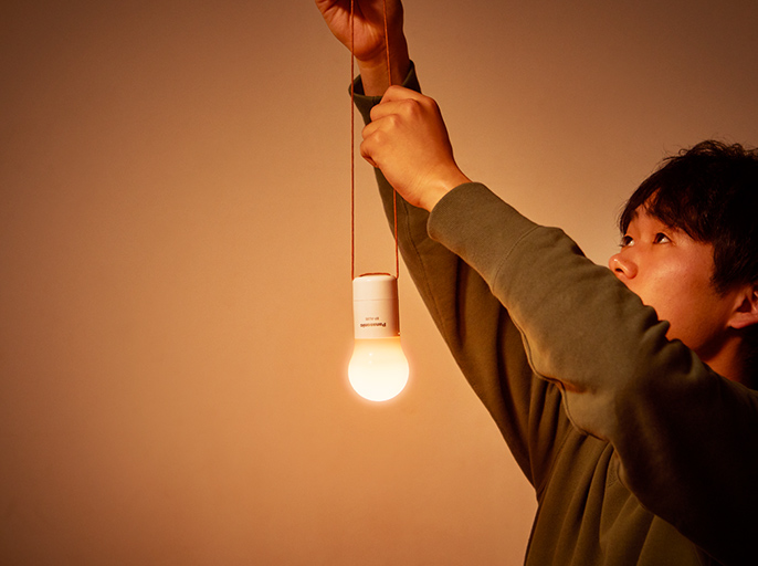 ランタンを紐で天井から吊り下げている様子