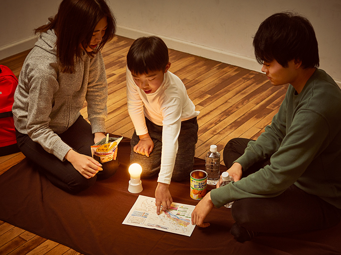 ランタンを床に置いている様子