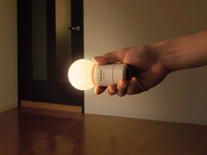 暗い場所でランタンを照らして持っている様子