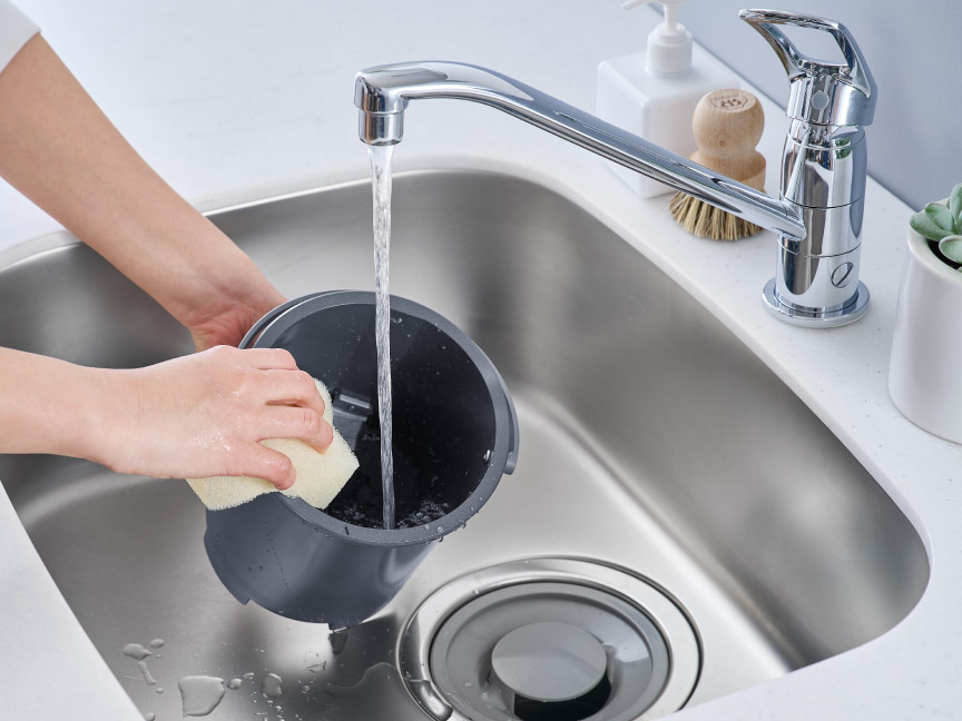 処理容器を水洗いをしている様子